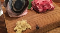 Biasanya Jepang terkenal dengan sushi, tapi negeri Sakura ini juga memiliki bola mata tuna untuk dimakan. Bahkan bola mata tuna bisa disajikan sebagai isian cocktail! Foto: Istimewa