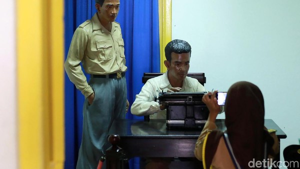 Di museum itu terdapat pula diorama Sayuti Melik dan Burhanuddin Mohammad Diah saat mengetik teks proklamasi. Di museum itu terdapat pula diorama Sayuti Melik dan Burhanuddin Mohammad Diah saat mengetik teks proklamasi.