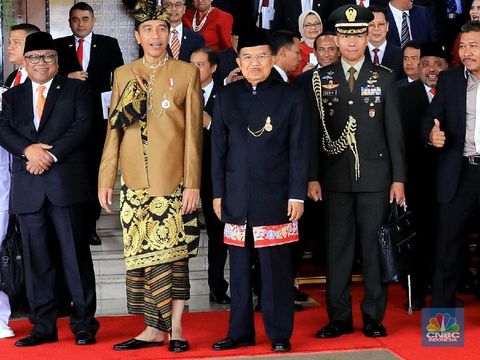 Presiden Joko Widodo mengenakan baju adat Sasak Nusa Tenggara Barat (NTB) saat pidato kenegaraan Sidang Bersama DPD-DPR di di Gedung Nusantara, Kompleks Parlemen, Senayan, Jakarta, Jumat (16/8/2019).(CNBC Indonesia/Andrean Kristianto)