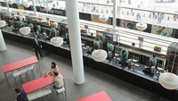 Adapun fasilitas yang ada di Wembley Stadium yaitu cafe dan bar yang menjual ragam makanan dan minuman yang tersebar di 5 tingkat gedung. Juga pintu khusus untuk pengunjung yang membutuhkan kursi roda, semi-ambulan, dan juga service dog. (dok Wembley Stadium)
