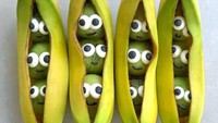Menggunakan kulit pisang, kemudian dalamnya di taruh 3 buah kiwi yang diberi hiasan mata. Membuat tampilannya sangat lucu. Foto: Foodbites