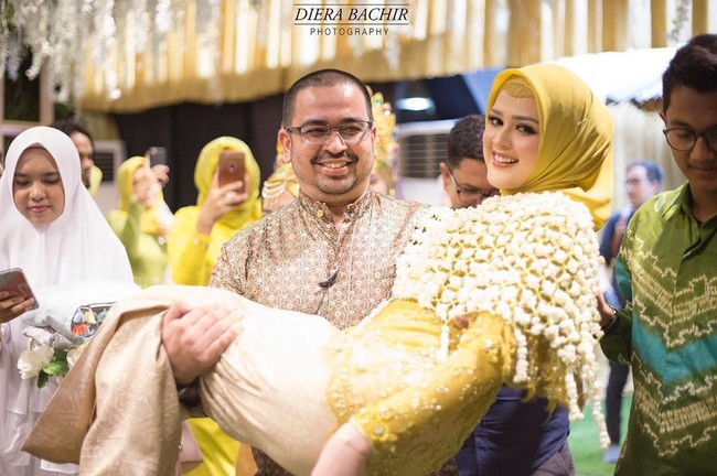 Setelah pengajian, Cut Meyriska melakukan prosesi siraman. Kali ini bintang sinetron Anak Jalanan itu berganti busana memakai kebaya hijau masih rancangan Ayu Dyah Andari. Foto: Dok. Instagram @dierabachir