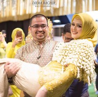 Setelah pengajian, Cut Meyriska melakukan prosesi siraman. Kali ini bintang sinetron Anak Jalanan itu berganti busana memakai kebaya hijau masih rancangan Ayu Dyah Andari. Foto: Dok. Instagram @dierabachir