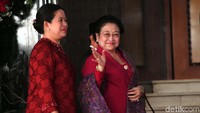 Megawati Soekarnoputri hadir dengan didampingi Puan Maharani. Keduanya kompak mengenakan busana warna merah.