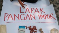 Sejumlah bahan makanan turut dibawa oleh para demonstran saat melakukan aksi di depan gedung KPK.