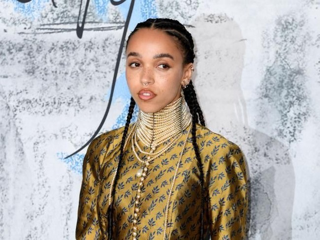 Kepang cornrow sudah jadi ciri khas penyanyi FKA Twigs. Ia kerap memakainya saat tampil di panggung maupun karpet merah. Foto: Gareth Cattermole/Getty Images