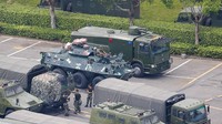 Sejumlah kendaraan militer turut dikerahkan dan berjejer di Kompleks Stadion Shenzhen Bay Sports Centre.
