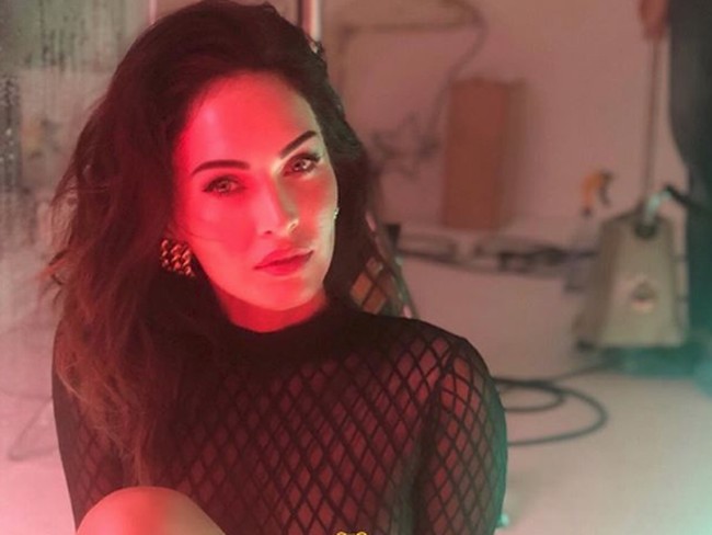 Baru-baru ini, Megan pun kepergok jalan bareng dengan rapper Machine Gun Kelly. Brian pun mengunggah foto kupu-kupu di Instagramnya. Aktor asal Inggris 46 tahun itu menulis pesan yang menyiratkan bahwa Megan tengah dilanda kebosanan. Eventually butterflies get bored sitting on a flower for too long. They start feeling smothered. Its a great big world and they want to experience it, tulis Brian yang diyakini kupu-kupu tersebut adalah Megan Fox.  Foto: Dok. Instagram