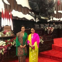Sementara itu, kombinasi kebaya yang unik dalam sapuan warna cerah menjadi andalan Menteri Luar Negeri Retno Marsudi. Ia tampil dengan padanan atasan berwarna pink terang dengan kain dan selendang senada berwarna hijau kekuningan. (Foto: Instagram/@srimulyani)