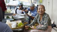 Jajanan pasar ini sudah dijajakan Mbah Satinem sejak 1963. Kini wanita berusia 76 tahun ini masih setia meracik jajanan pasar yang biasanya laris manis sebagai menu sarapan.  Foto: istimewa