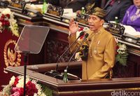 Busana Sasak yang Dikenakan Jokowi Sarat Simbol, TGB Ungkap Maknanya