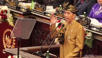 Ketika hadir di Sidang Bersama DPD-DPR, Jokowi memakai baju adat Sasak dari NTB. Di awal pidato, Jokowi menjawab pihak yang bertanya-tanya dengan menyebut bahwa baju yang dipakainya merupaka baju adat Sasak. (Foto: Lamhot Aritonang/detikcom)