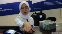 Seorang karyawan BCA Ririn, mengaku, mengenakan seragam sekolah membuatnya kembali bernostalgia saat-saat masih duduk di bangku sekolah. Dia mengaku senang berpakaian ala anak SD.