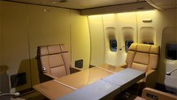 Kabin pesawat Japanese Air Force One itu telah dimodifikasi yang mencakup area kamar tidur, kamar mandi, ruang kerja dan lounge-nya (Controller)  