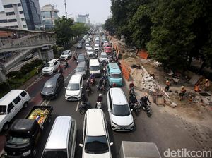 Duh, Proyek Revitalisasi Trotoar Salemba Bikin Macet Lalu Lintas