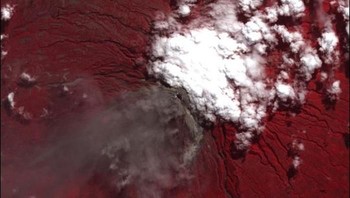 Penampakan erupsi Gunung Merapi pada tahun 2006 seperti terekam oleh satelit NASA. Foto: ESA/NASA