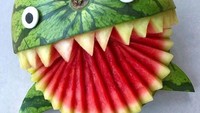 Sedikit menyeramkan, buah semangka ini diukir dan dibentuk menjadi karakter hewan bergigi tajam. Foto: Foodbites