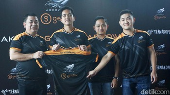Presiden Direktur Aerowolf Iwan Iman (kiri), Pemain Ke-10 Genflix Aerowolf Kaesang Pangarep (kedua dari kiri), CEO Ternakopi Anshari Kadir (kedua dari kanan), Head of esports Development Genflix Hutama Pastika (kanan) menunjukan Jersey Tim Genflix Aerowolf, Jakarta, Jumat (16/8/2019).