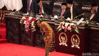 Jokowi juga memberi hormat kepada para anggota dewan yang hadir dalam sidang tahunan DPD-DPR.