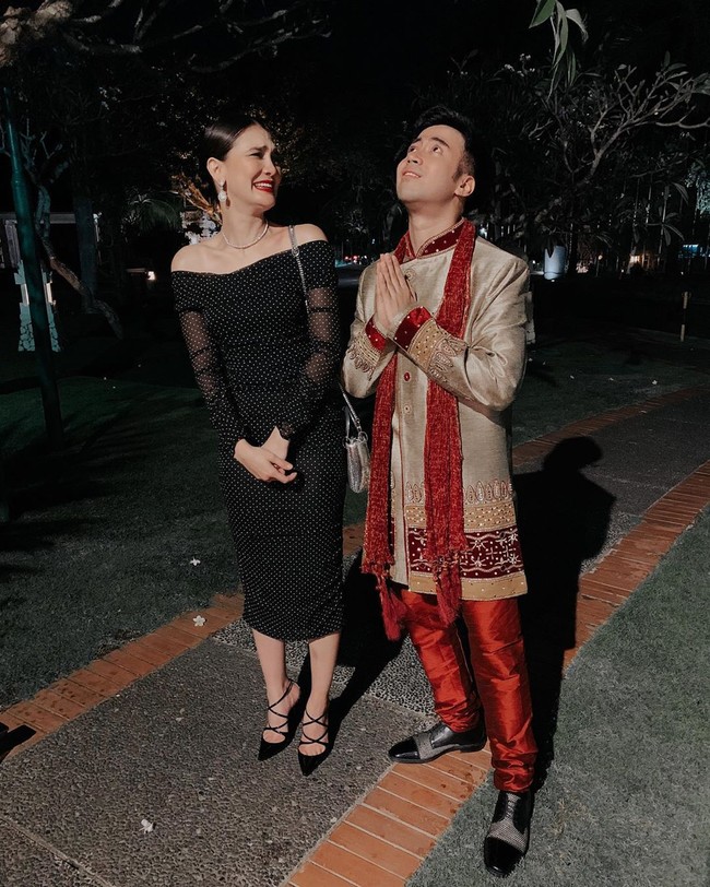 Berbeda dari selebriti lainnya, Luna Maya memilih gaun hitam off-shoulder motif polkadot. Ia lalu menyempurnakan gayanya dengan heels beraksen temali. (Foto: Instagram)