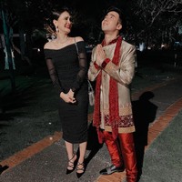 Berbeda dari selebriti lainnya, Luna Maya memilih gaun hitam off-shoulder motif polkadot. Ia lalu menyempurnakan gayanya dengan heels beraksen temali. (Foto: Instagram)