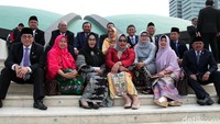 Tak hanya berfoto di dalam ruangan sidang, para anggota dewan pun turut berfoto bersama di halaman Gedung DPR/MPR di Kompleks Parlemen, Senayan, Jakarta, usai Sidang Tahunan MPR.