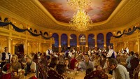 Makan mewah bisa dilakukan di Be Our Guests Restaurant. Restoran yang paling diminati pengunjung, di sini Anda bisa makan dengan nuansa Beauty and The Beast. Foto: Popsugar