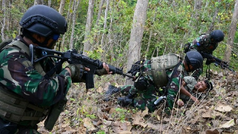 Marinir Indonesia dan Amerika Kejar Musuh di Hutan Selogiri Banyuwangi Marinir Indonesia dan Amerika Kejar Musuh di Hutan Selogiri Banyuwangi