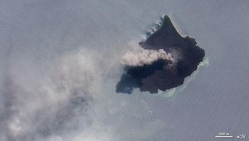 Penampakan gunung api Anak Krakatau dalam warna sebenarnya. Foto: ESA/NASA