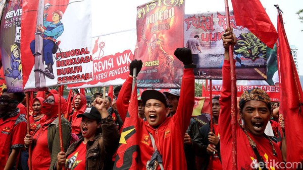 Massa Buruh Gelar Aksi Demonstrasi di Kawasan DPR