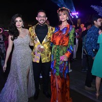 Farah Quinn juga tak melewatkan acara ini. Ia mencoba mencuri perhatian dengan maxi dress penuh warna. (Foto: Instagram)