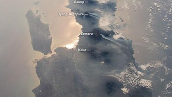 Penampakan pulau Jawa, Bali dan Lombok di atasnya. Foto: ESA/NASA