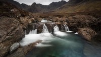 Lelahmu akan terbayar dengan keindahan kolam berlatar Pegunungan Cuillins yang hitam dan magis. (iStock)