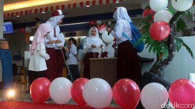 Sambut HUT RI, Karyawan Bank di Aceh Jadi Siswa Sekolah