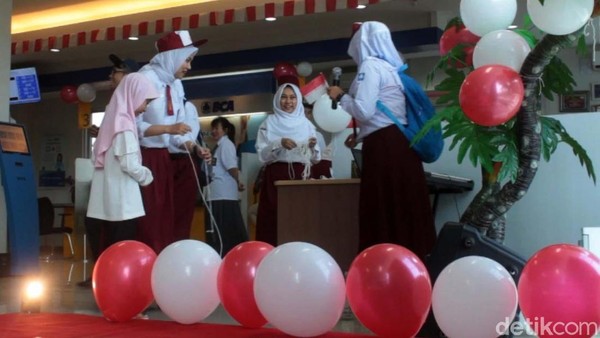 Sambut HUT RI, Karyawan Bank di Aceh Jadi Siswa Sekolah