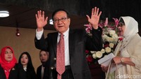 Politisi senior Partai Golkar Akbar Tanjung juga hadir. Dia sempat melambaikan tangan sebelum memasuki ruang sidang tahunan MPR.