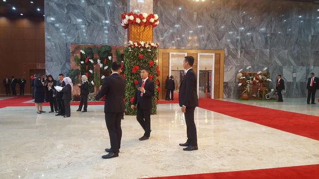 Para tamu yang datang diperiksa melalui metal detector.