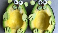 Sayang untuk dimakan, tampilan buah alpukat ini membentuk katakter hewan berkumis panjang. Foto: Foodbites