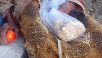 Wanita berusia lebih dari 90 tahun ini bernama Tuginem. Biasanya wanita ini berjualan tempe di pasar Watuombo, Kulonprogo, Yogyakarta. Setiap pagi Mbah Tuginem setia menjajakan tempe tradisional. Foto: istimewa