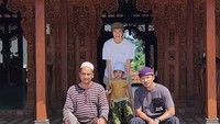 Artis cantik Atiqah Hasiholan bersama suaminya Rio Dewanto dan putri semata wayangnya Salma liburan ke Prambanan, Yogyakarta. (atiqahhasiholan/Instagram)