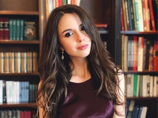 Sebagai salah satu dari seorang polisi wanita, ia juga pernah diserang oleh komplotan pemabuk saat sedang berpatroli. Rekanku mencoba menangani penyerang, sementara pemabuk yang lain berusaha menganiaya masyarakat lainnya. Aku berusaha untuk menangkapnya, tapi karena tubuhnya lebh besar dua sampai tiga kali dari tubuhku, ia dengan mudah menyerang diriku. Dia mendorongku ke samping dan merobek lencanaku, katanya. Foto: dok. Instagram @daria___b