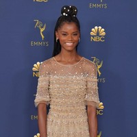 Bintang film Black Panther Letitia Wright memadukan gaya edgy dan feminin saat hadir di EmmyAwards 2018, Los Angeles, California. Kesan feminin datang dari gaun nude berhias ruffle, sementara edgy dengan kepang cornrow. Foto: Neilson Barnard/Getty Images