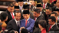 Para anggota dewan nampak mengeliling Presiden Joko Widodo untuk dapat berfoto bersama.
