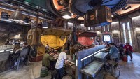 Docking Bay 7 Food and Cargo, merupakan restoran yang ada di wilayah Star Wars: Galaxys Edge. Makanannya beragam, dari mac and cheese, sampai udang. Foto: Popsugar