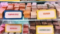 Nih, pilihan marshmallownya tak hanya satu saja. Tapi ada salted caramel, vanilla, pumpkin spice, bourbon, lavender honey, apple pie, champagne, coffee kahlua, hingga raspberry. Foto: XO Marshmallow