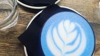 Warna-warni latte begitu menggugah. Ada yang ditambahkan bit hingga warnanya pink. Sementara yang hitam memakai bubuk arang bambu. Foto: Istimewa