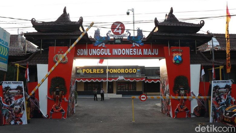 Ada Dua Reog Nongkrong di Depan Polres Ponorogo Ada Dua Reog Nongkrong di Depan Polres Ponorogo