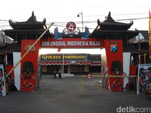 Ada Dua Reog Nongkrong di Depan Polres Ponorogo