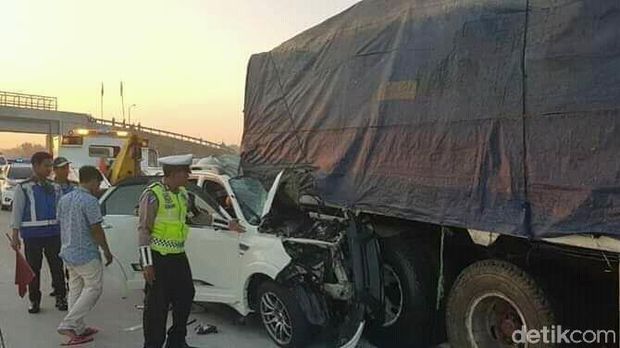 Mobil Gareng Tabrak Kolong Truk, Airbag Berpotensi Tidak Mengembang