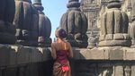 Cantiknya Atiqah Hasiholan dan Candi Prambanan